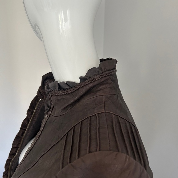 Ladie's Danier Leather Jacket Size XS - Picture 6 of 12